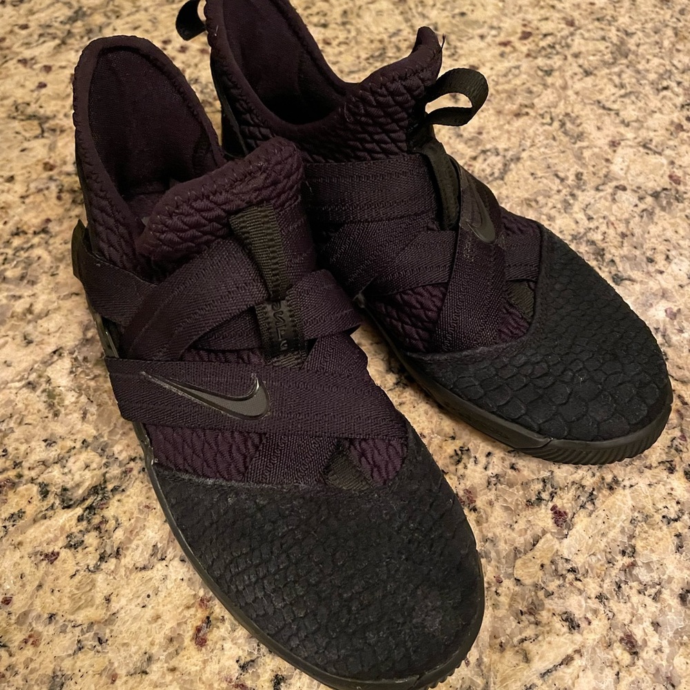 Nike anthracite Lebron soldier xII size 3.5 basketball shoe